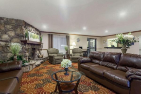 Days Inn & Suites by Wyndham Kaukauna WI